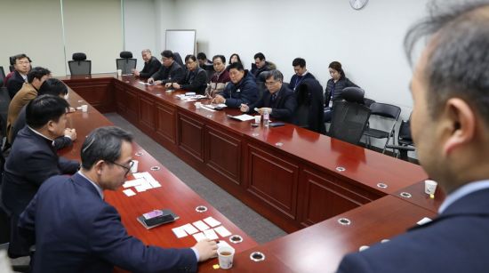'KT통신구 화재에 따른 상생보상협의체' 첫 회의가 17일 오후 국회 의원회관에서 열리고 있다. [이미지출처=연합뉴스]