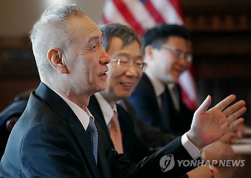 미중 고위급 협상장의 中 대표단 (워싱턴 AFP=연합뉴스) 30일(현지시간) 미국 백악관 아이젠하워 빌딩에서 시작한 미중 고위급 무역협상 첫날 중국의 류허 부총리(왼쪽)가 발언하고 있다. 그 옆은 이강 인민은행장.