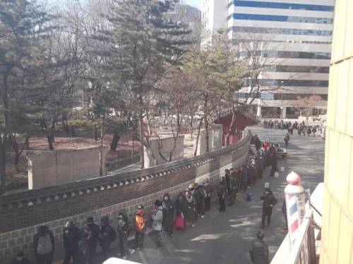 급식소 바깥에서 자기 순서를 기다리는 사람들.