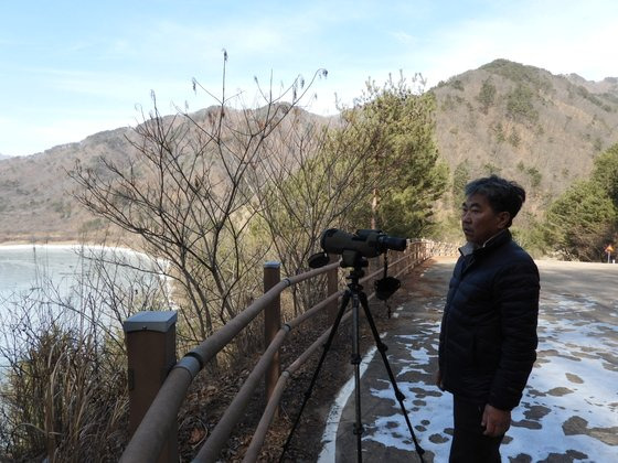 한상훈 박사가 평화의 댐 인근에서 백암산 케이블카 공사 현장을 살펴보고 있다. 강찬수 기자