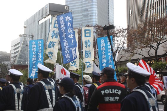 지난 해 12월 9일 일본 우익세력이 도쿄 번화가인 긴자(銀座)에서 욱일기(旭日旗) 등과 함께 '일한(日韓) 단교' 등이 적힌 플래카드를 들고 혐한(嫌韓) 시위를 하고 있다. [연합뉴스]