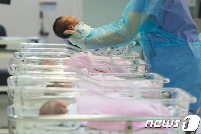 서울 강남 차병원 신생아실에서 간호사들이 신생아를 돌보고 있다. © News1 유승관 기자