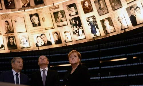 지난해 10월 4일이스라엘 야드 바솀 홀로코스트 박물관을 방문한 독일 메르켈 총리가 나치가 행했던 참혹한 학살과 잘못된 역사에 대해 경청하고 있다. AP연합 자료사진