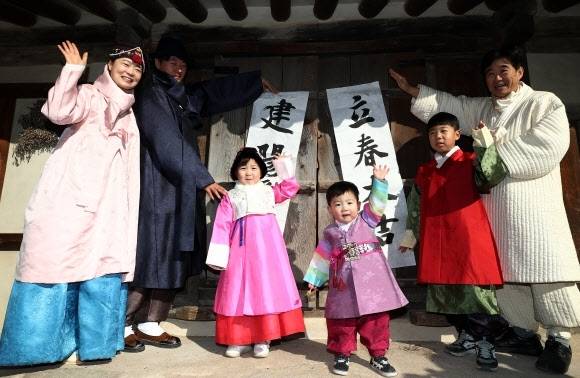 1일 오전 서울 종로구 민속박물관 오촌댁에서 한 가족이 대문에 입춘첩을 붙인 뒤 포즈를 취하고 있다.(기사 내용과 관련없음) 2019.2.1 연합뉴스 1일 오전 서울 종로구 민속박물관 오촌댁에서 한 가족이 대문에 입춘첩을 붙인 뒤 포즈를 취하고 있다.(기사 내용과 관련없음) 2019.2.1 연합뉴스