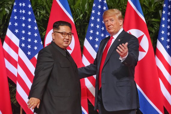 지난 2018년 6월 12일 싱가포르에서 정상회담에 앞서 기념촬영하는 트럼프 미국 대통령과 김정은 북한 국무위원장. 연합뉴스