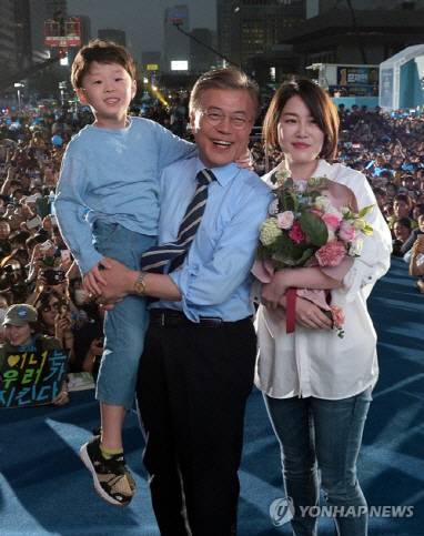 지난 2017년 5월 8일 당시 더불어민주당 문재인 대선후보가 서울 광화문 광장에서 열린 19대 대선 마지막 유세에서 딸 다혜씨와 손자로부터 카네이션을 받은 뒤 미소짓고 있다 (사진=연합뉴스)