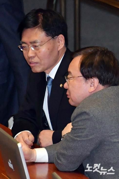 자유한국당 최교일(왼쪽) 의원. (사진=윤창원 기자/자료사진)