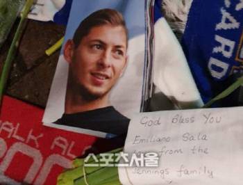 카디프 시티 경기장 앞 프레드 키너의 동상 주변에 에밀리아노 살라를 위한 꽃과 문구들이 흩어져 있다. 카디프 | 한지훈통신원