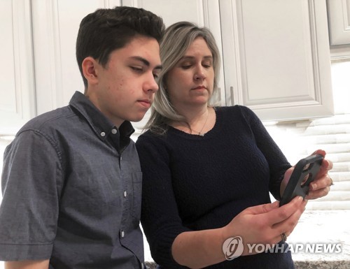 [AP=연합뉴스] 페이스타임 버그를 발견한 그랜트 톰슨(14)과 어머니 미셸