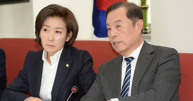 사진은 지난달 10일 자유한국당의 김병준(오른쪽) 비상대책위원장과 나경원 원내대표가 문재인 대통령의 신년 기자회견을 시청하고 있는 모습. 2019.1.10 연합뉴스 사진은 지난달 10일 자유한국당의 김병준(오른쪽) 비상대책위원장과 나경원 원내대표가 문재인 대통령의 신년 기자회견을 시청하고 있는 모습. 2019.1.10 연합뉴스
