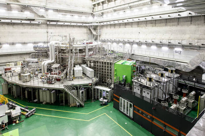 국가핵융합연구소가 우리 기술로 만든 초전도핵융합연구장치 KSTAR