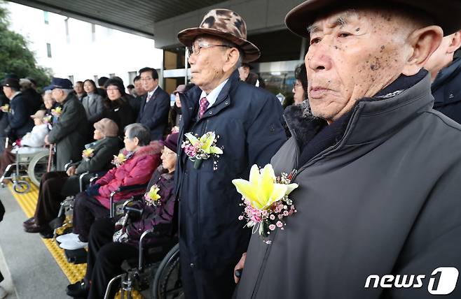 제주 4·3 생존 수형인들이 1월17일 제주시 이도2동 제주지방법원 앞에서 대한민국을 상대로 제기한 내란실행·국방경비법 위반 등에 대한 재심에서 공소기각 판결을 받은 후 기자회견을 하고 있다. 2019.1.17/뉴스1 © News1 이석형 기자