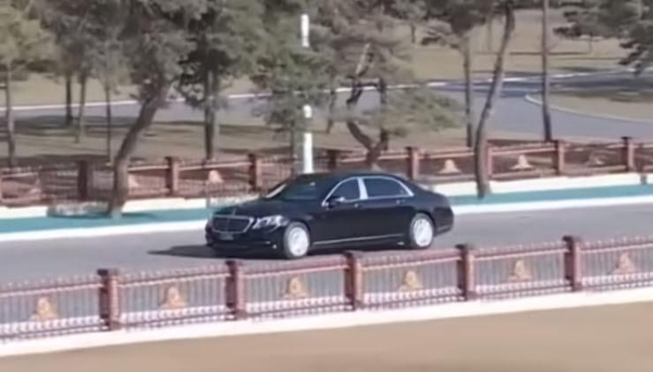 지난달 31일 김정은 북한 국무위원장이 참석한 행사장 보도 영상에서 포착된 메르세데스-마이바흐 S600 추정 관용차. /조선중앙TV