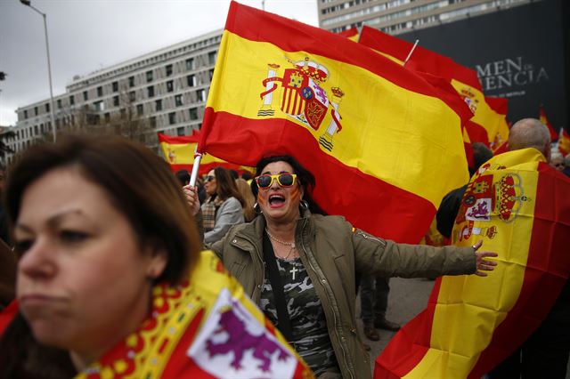 10일 스페인 현 사회당 정부의 카탈루냐 대화 기조에 항의하는 뜻으로 수도 마드리드에서 열린 대규모 우파 집회에서 한 시위 참여자가 스페인 국기를 흔들고 있다. 마드리드=AP 연합뉴스
