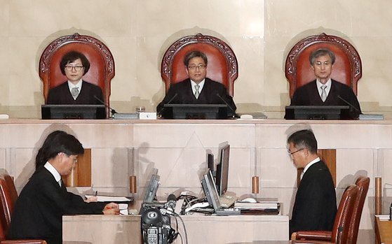 지난해 10월 30일 서울 서초구 대법원에서 열린 강제징용 피해자들의 손해배상 청구 소송에서 재판부는 원고 승소 판결을 내렸다. 김상선 기자