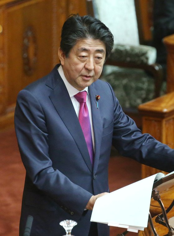 아베 신조 일본 총리는 지난해 10월 일본 중의원 회의에서 강제징용에 관한 대법원 판결에 대해 ’국제법에 비춰볼 때 있을 수 없는 판단“이라고 주장했다. 도쿄=지지통신