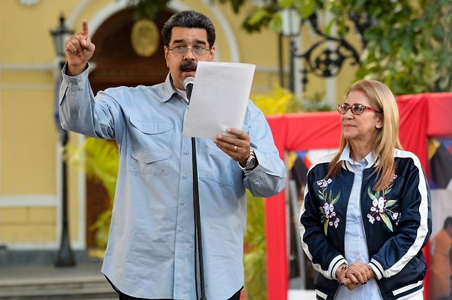 니콜라스 마두로 베네수엘라 대통령(왼쪽)과 영부인 실리아 플로레스. /AFPBBNews=뉴스1