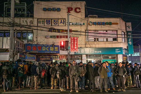 ⓒ시사IN 신선영 1월18일 새벽 남구로역 교차로에서 조선족 노동자들이 일감을 기다리며 서 있다.
