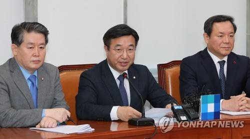 이해찬 "한국당, 5·18 망언 사과하고 해당 의원 출당시켜야" (서울=연합뉴스) 하사헌 기자 = 더불어민주당 윤호중 사무총장이 11일 오전 국회에서 열린 최고위원회의에서 이해찬 대표의 '한국당 의원 5·18 민주화운동에 대한 망언' 관련 공식 입장을 대독하고 있다. 이 대표는 입장문에서 "자유한국당은 김진태·이종명·김순례 의원의 망동에 대해 국민 앞에 사과하고 출당 등 취할 수 있는 조치를 취하길 바란다"고 밝혔다. toadboy@yna.co.kr