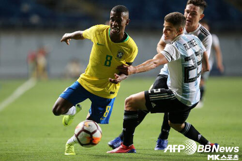 브라질(왼쪽)은 2회 연속 U-20 월드컵 본선 진출에 실패했다. 아르헨티나(오른쪽)는 남미 예선을 통과하며 통산 7번째 우승에 도전한다. 사진(칠레 랑카과)=ⓒAFPBBNews = News1
