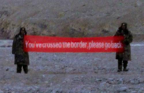 중·인도 간 국경분쟁 지역에서 중국군이 인도군을 향해 “국경을 침범했으니 돌아가라”는 내용의 현수막을 들고 인도군을 압박하고 있다. 바이두 캡쳐