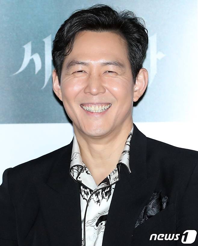 배우 이정재가 13일 오후 서울 용산 CGV에서 열린 영화 '사바하' 언론 시사회에 참석해 미소를 짓고 있다. ‘사바하’는 신흥 종교 집단을 쫓던 ‘박목사’(이정재 분)가 의문의 인물과 사건들을 마주하게 되며 시작되는 미스터리 스릴러이다. 2019.2.13/뉴스1 © News1 권현진 기자