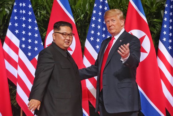 지난 2018년 6월 12일 싱가포르에서 정상회담에 앞서 기념촬영하는 트럼프 미국 대통령과 김정은 북한 국무위원장. [중앙포토]