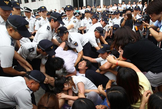 경찰이 지난 2011년 8월 12일 오후 국회의사당 본청 앞에서 "반값등록금 실현"을 요구하며 항의 시위를 벌이는 대학생들을 연행하고 있다. [중앙포토]