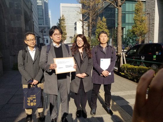 징용 판결 원고측 대리인들이 지난해 12월 도쿄 신일철주금 본사를 방문해 "배상을 위한 협의에 응하라"는 요청서를 전달했다. 윤설영 특파원