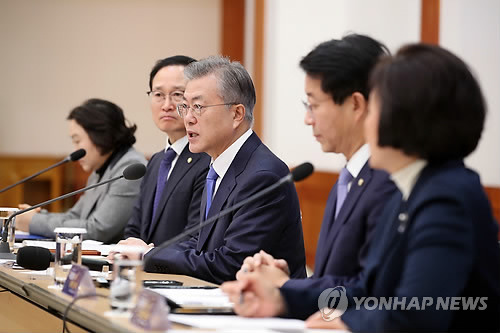 문 대통령, '국정원·검찰·경찰 개혁 전략은' (서울=연합뉴스) 황광모 기자 = 문재인 대통령이 15일 오전 청와대에서 열린 국정원·검찰·경찰 개혁 전략회의에서 발언하고 있다.  hkmpooh@yna.co.kr