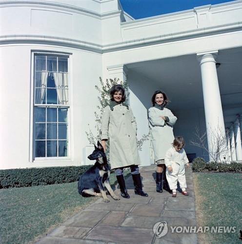 재클린 케네디(왼쪽)와 여동생인 리 래지윌이 1963년 미 백악관 오벌오피스 앞 산책로에 서 있다. [로이터=연합뉴스]
