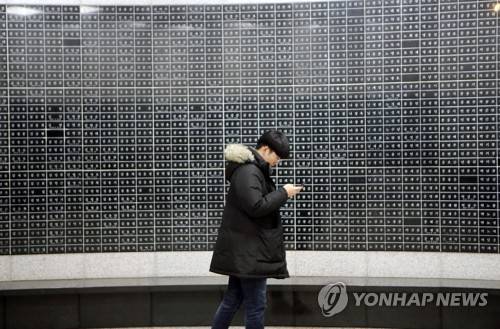 5·18기념공원에 이미 공개된 피해자 명단 (광주=연합뉴스) 천정인 기자 = 자유한국당 김진태 의원을 비롯해 일부 극우단체를 중심으로 5·18 유공자 명단을 공개하라는 주장이 제기되고 있는 가운데 17일 오후 광주 서구 5·18기념공원 내 추모공간에는 4296명의 5·18 피해자 명단이 새겨져 있다. 2019.2.17 iny@yna.co.kr