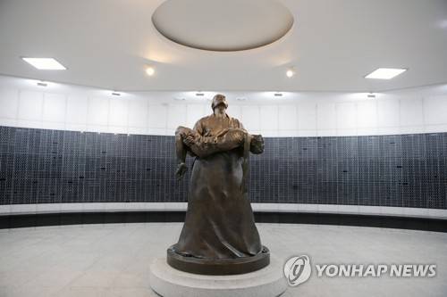 벽면 가득한 5·18 피해자 명단 (광주=연합뉴스) 천정인 기자 = 자유한국당 김진태 의원을 비롯해 일부 극우단체를 중심으로 5·18 유공자 명단을 공개하라는 주장이 제기되고 있는 가운데 17일 오후 광주 서구 5·18기념공원 내 추모공간에는 4296명의 5·18 피해자 명단이 새겨져 있다. 2019.2.17 iny@yna.co.kr