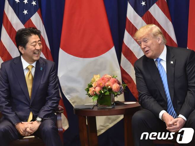도널드 트럼프 미국 대통령이 지난해 아베 신조 일본 총리와 정상회담을 하고 있다. © AFP=뉴스1 © News1 우동명 기자