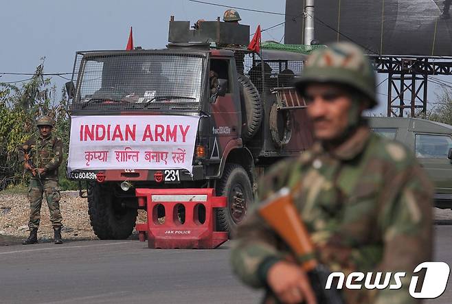 카슈미르 지역을 방어하고 있는 인도 군인들의 모습 © AFP=뉴스1