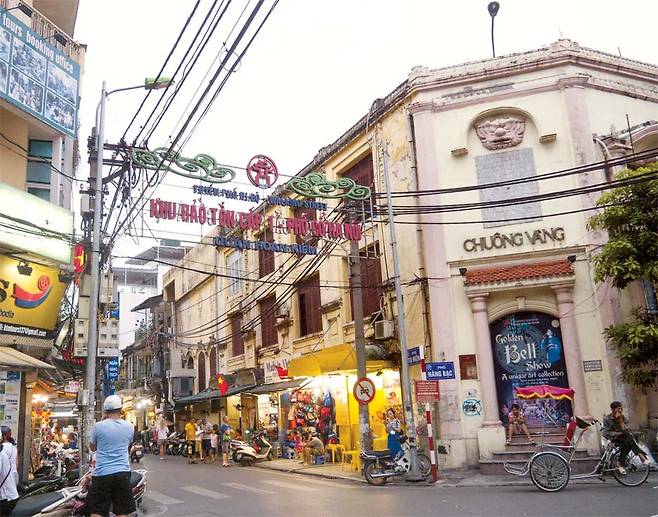 2차 미·북정상회담을 앞두고 활력을 얻고 있는 하노이 시내. 하노이는 남북이 나뉘어 만나는 DMZ처럼 `두 강이 만나는 도시`라는 의미다. [사진 제공 = 하나투어]