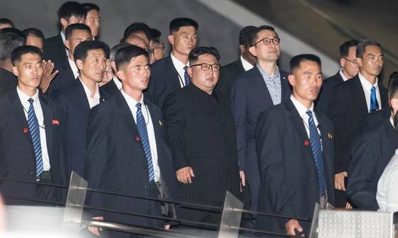 김정은 북한 국무위원장이 11일 싱가포르 대표 복합 문화공간 에스플러네이드에 도착해 머라이언파크 야경 관람을 마친 후 쥬빌리 다리를 내려오고 있다. 2018.6.11/뉴스1 <저작권자 © 뉴스1코리아, 무단전재 및 재배포 금지>