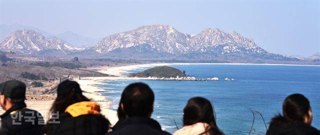 고성통일전망대에서 바라 본 북측 풍경. 푸른 바다에 떠는 송도는 남한 땅이고, 뒤편 바위 봉우리(구선봉)는 북한 땅이다. 고성=최흥수기자