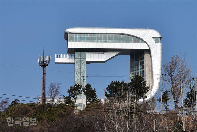 현대식 건물로 세운 고성통일전망대.