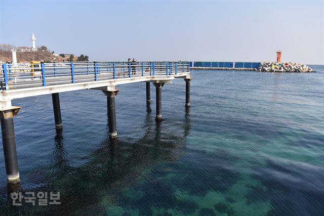 대진항 앞 방파제를 연장한 해상공원.