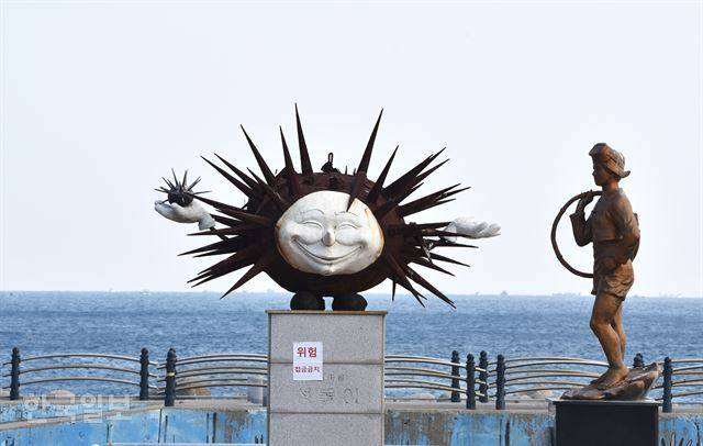 초도항의 성게 조형물. 찾는 사람이 많지 않아 조용히 쉬기 좋다.