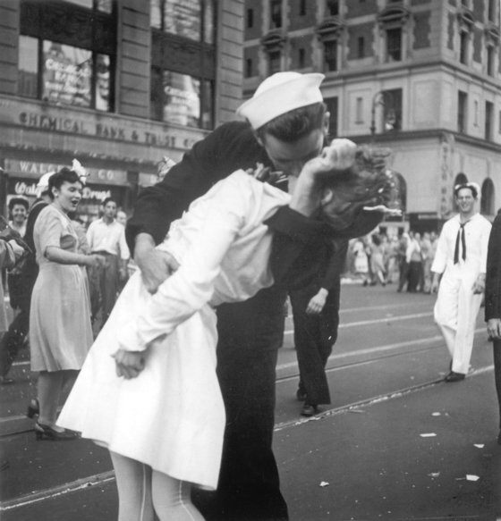 1945년 미국 해군 사진작가가 촬영한 '수병과 간호사' .이 사진은 당시 뉴욕타임즈에 실렸다.