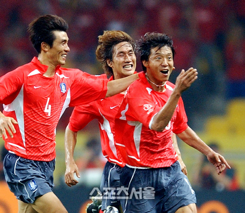 황선홍(오른쪽)이 2002년 6월4일 부산 아시아드에서 열린 한·일 월드컵 조별리그 한국-폴란드전에서 한국의 월드컵 역사상 첫 승 출발점이 되는 결승포를 넣은 뒤 유상철(가운데)과 최진철의 축하를 받으며 세리머니를 하고 있다. 부산 | 강영조기자