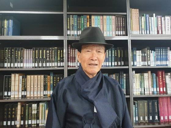 안동무궁화에서 가지를 잘라 키워낸 박원갑(82) 전 예안향교 전교. 백경서 기자