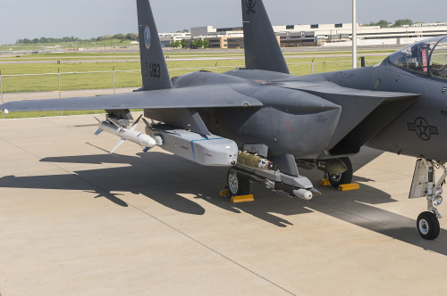 공군 F-15K 전투기에 타우러스 장거리 공대지미사일(왼쪽 두번째)이 장착되어 있다. 타우러스시스템스 제공
