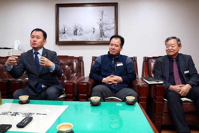 우진교통의 노사관계는 협력적이고 동반자 관계이다. 모든 회사의 업무는 대표와 노조위원장이 수시로 상의한다. 지난 14일 <한겨레>와의 인터뷰도 함께 했다. 왼쪽이 김재수 대표이사이며, 중간은 박우용 노조위원장. 오른쪽은 염갑수 자주관리실장. 청주/강재훈 선임기자 khan@hani.co.kr