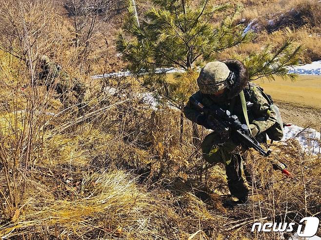 지난 24일 강원도 인제 육군과학화전투훈련단(KCTC)에서 진행된 건물지역 전투훈련에서 28사단 장병들이 적이 점령한 진지를 확보하기 위해 개활지를 통과해 진지점령 작전을 펼치고 있다. (육군 제공) 2019.2.25/뉴스1