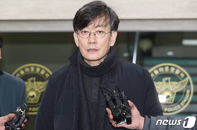 프리랜서 기자 김모씨(49) 폭행하고 협박했다는 의혹을 받는 손석희 JTBC 대표가 17일 새벽 고소인 신분으로 조사를 마친 뒤 서울 마포경찰서를 나서고 있다. 2019.2.17/뉴스1 © News1 허경 기자