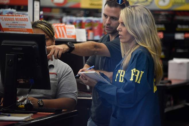 미 연방수사국(FBI) 조사관(오른쪽)이 지난해 10월 마이애미 북부의 한 쇼핑몰에서 미국 민주당 인사들에게 배송된 폭탄과 관련된 조사를 실시하고 있다. /AFPBBNews=뉴스1