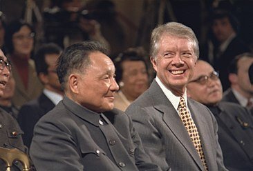 1979년 1월 1일 미중 국교 정상화를 계기로 중국 지도자 덩샤오핑(왼쪽)이 1월 18일부터 9일간 미국을 방문했다. 덩이 지미 카터 미국 대통령을 만나고 있다. 덩은 당시 '조그만한 친구가 말을 듣지 않아 엉덩이를 떼려야겠다"며 베트남 침공을 암시했다. [중앙포토]